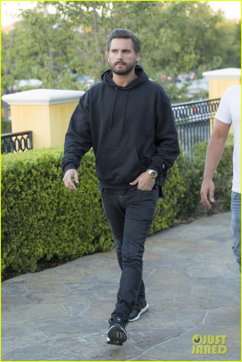 Kourtney Kardashian & Scott Disick Will Spend Thanksgiving 'Together as