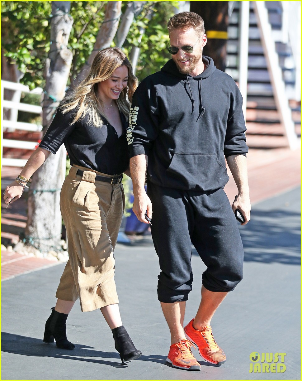 hilary duff and jason walsh share a kiss during their lunch date 013801632