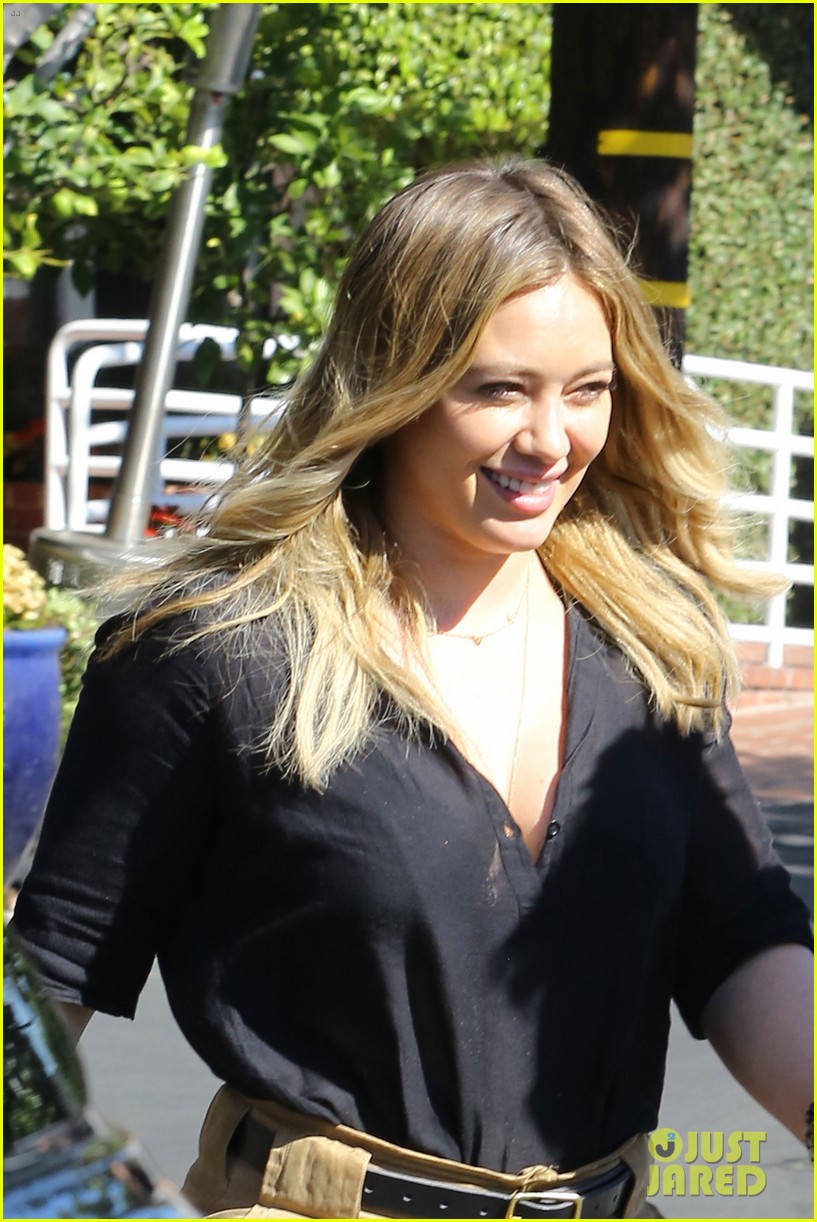 hilary duff and jason walsh share a kiss during their lunch date 02