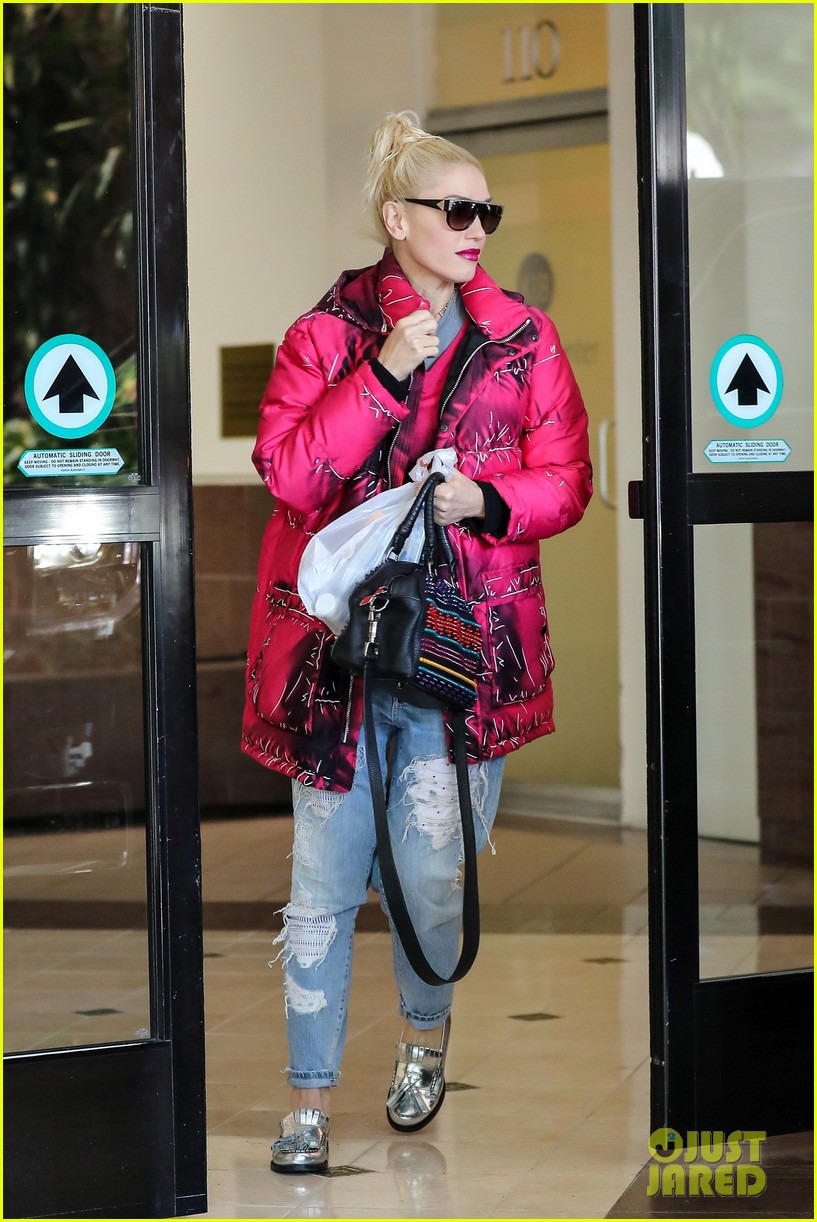 gwen stefani took her boys on a helicopter ride 013817187
