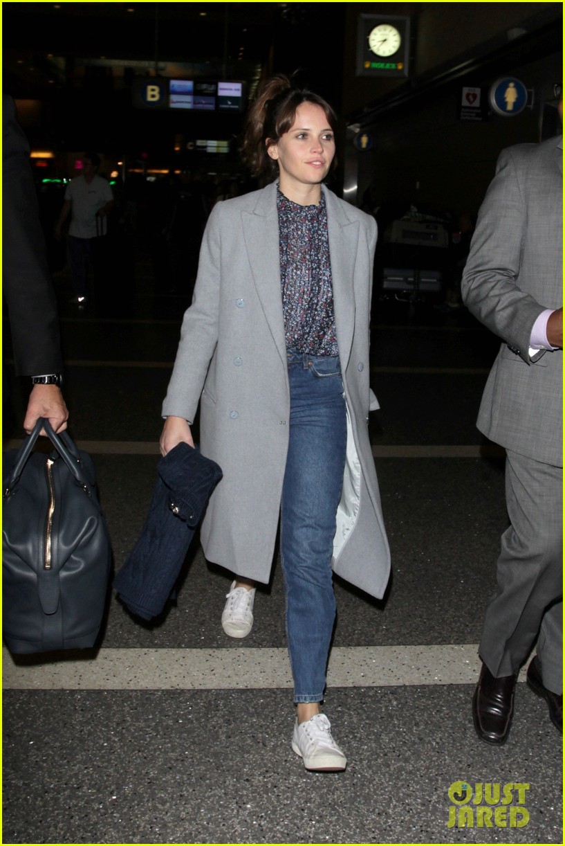 felicity jones arrives in style at lax airport 093809753