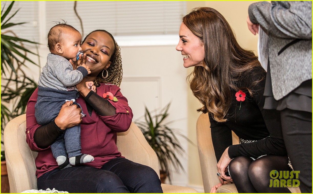 kate middleton meets with families at womens center 05