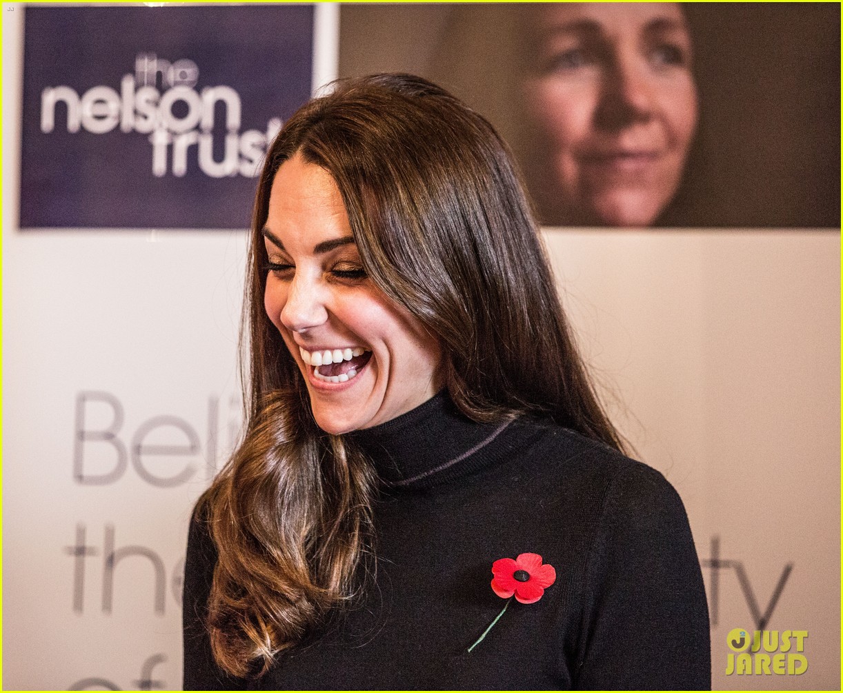 kate middleton meets with families at womens center 06