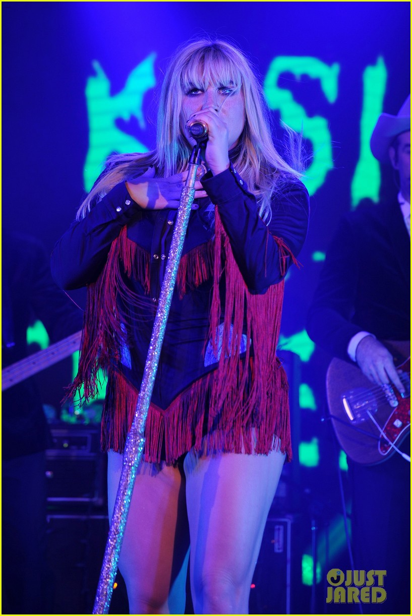kesha rocks the stage at charity event in miami 133811978