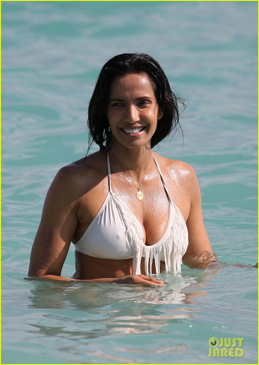 top chef host padma lakshmi shows off her bikini bod on miami beach 053812019