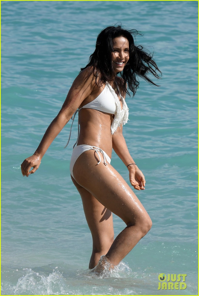 top chef host padma lakshmi shows off her bikini bod on miami beach 133812027