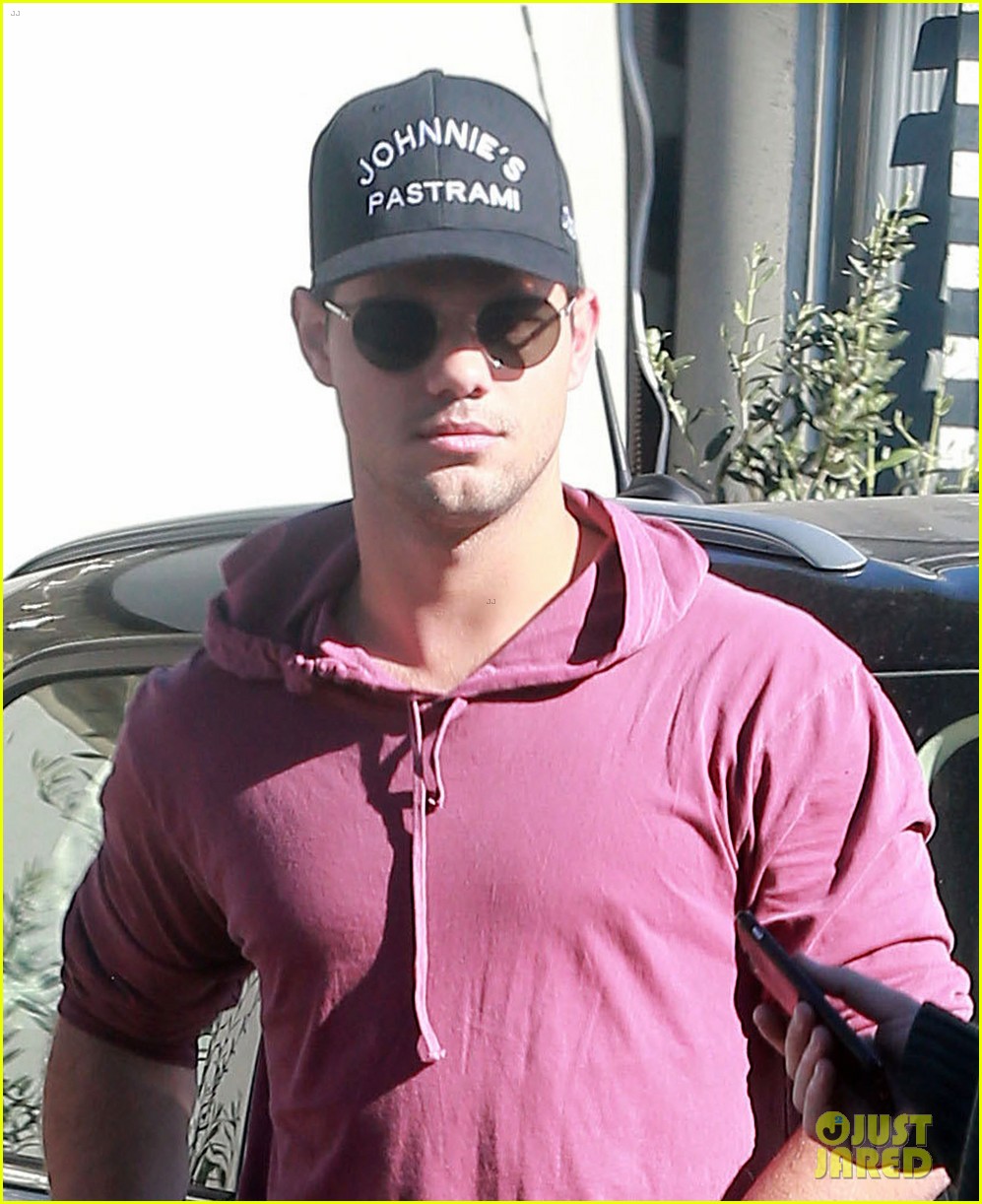 taylor lautner wants his photo to be sold in the frames at target 03