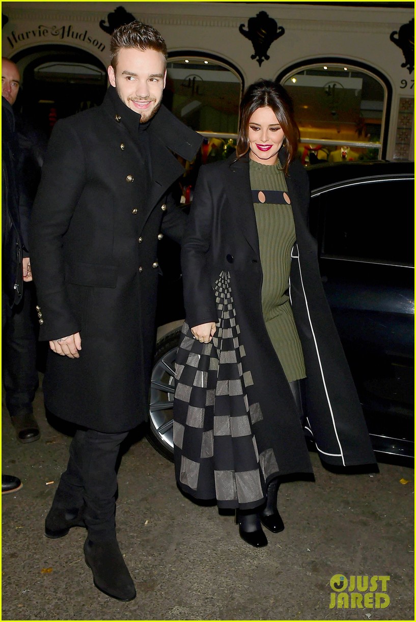 Cheryl Cole Shows Off Baby Bump While Out With Liam Payne Photo(01)