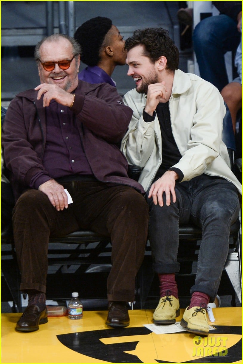 jack nicholson his son ray share a laugh at lakers game 01