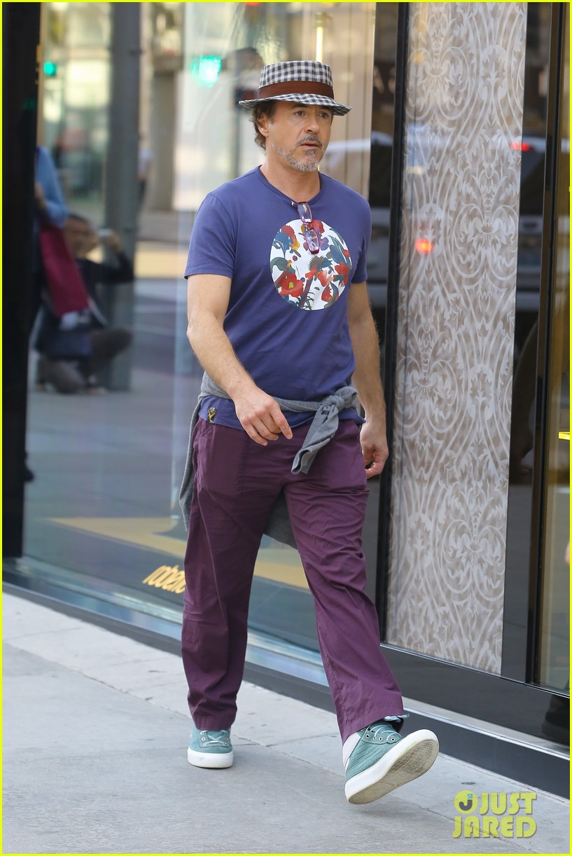 rdj enjoys a day shopping in beverly hills 043801725