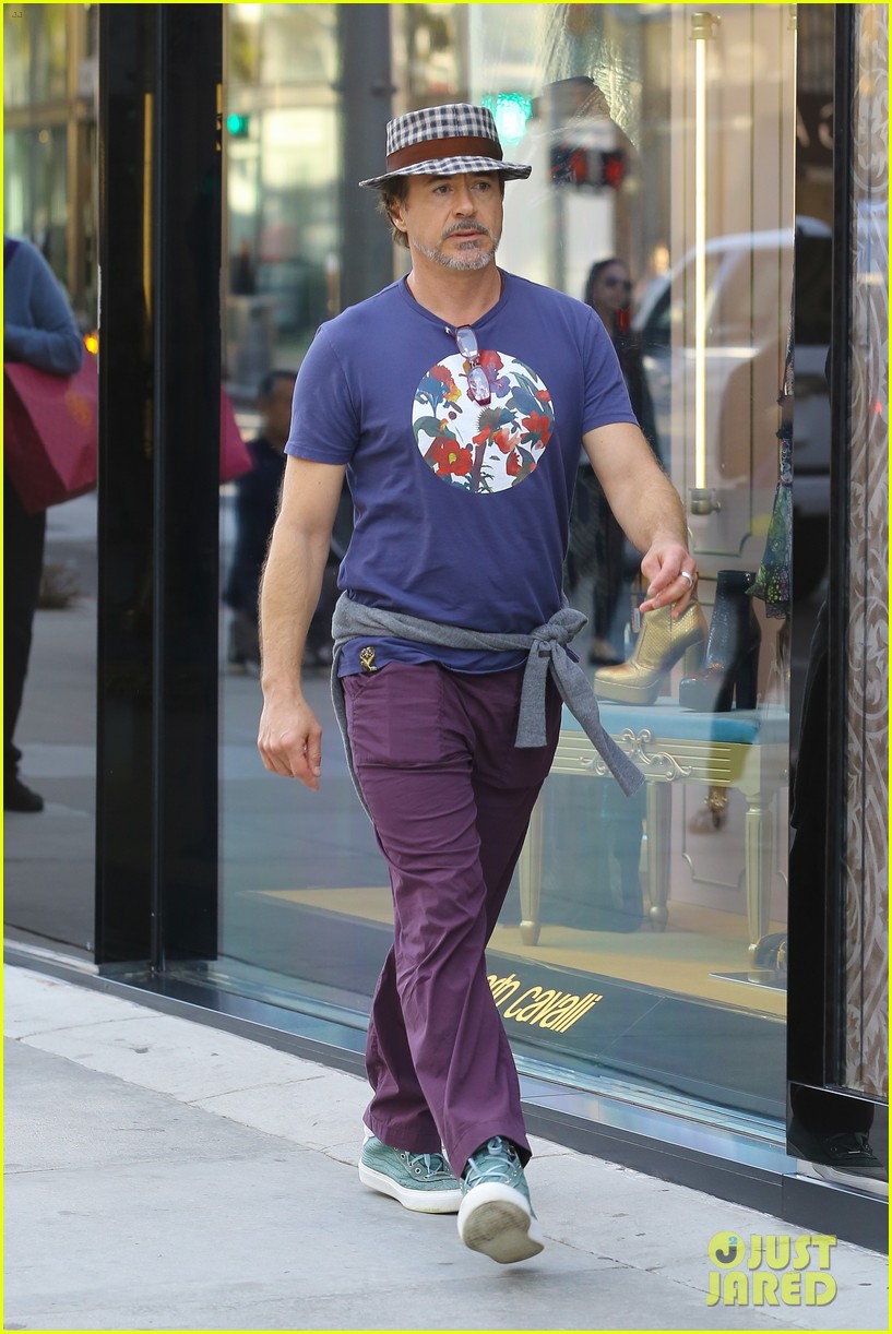 rdj enjoys a day shopping in beverly hills 053801726
