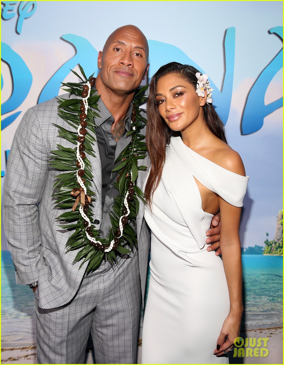 dwayne johnson sings on stage at moana premiere 04