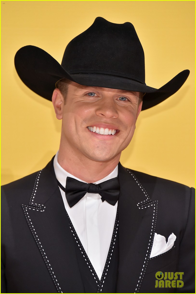 Dan + Shay's Shay Mooney Walks CMAs Carpet with Pregnant Fiancee Hannah(01)