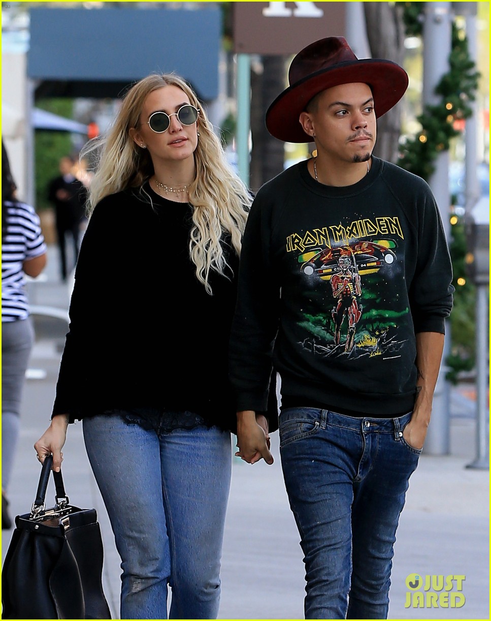 ashlee simpson evan ross get a head start on their holiday shopping 023817749