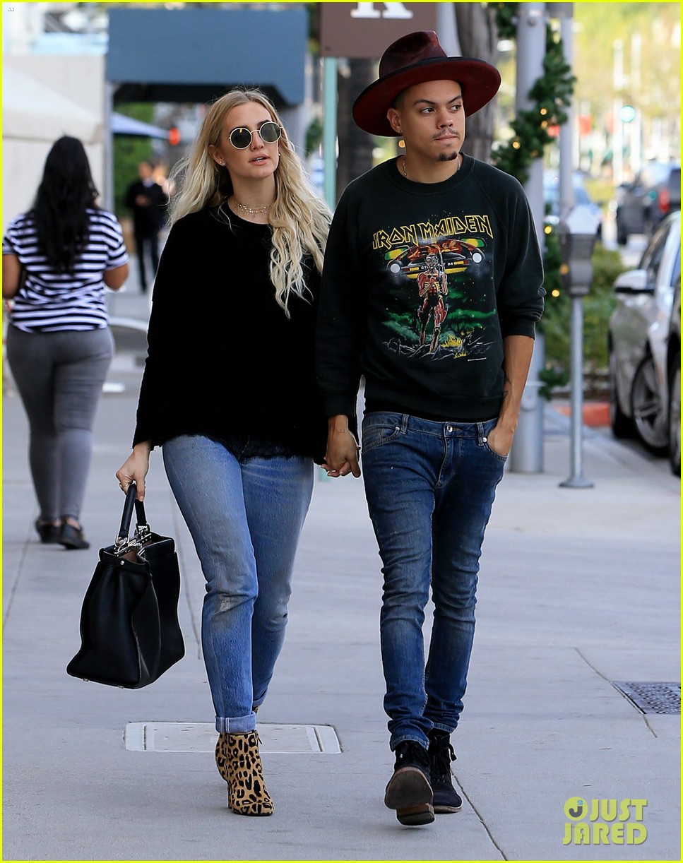 ashlee simpson evan ross get a head start on their holiday shopping 08