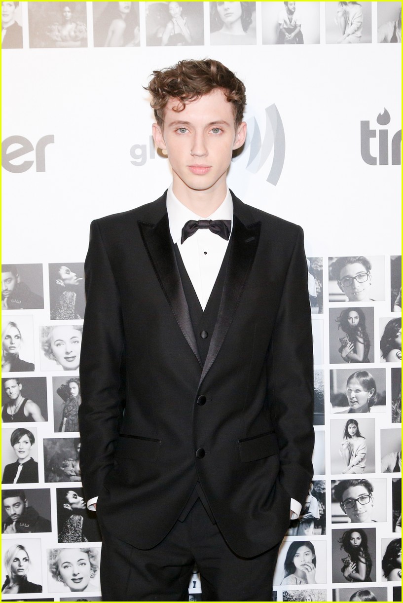 troye sivan celebrates lgbtq squality at tinder and glaad event 013810913