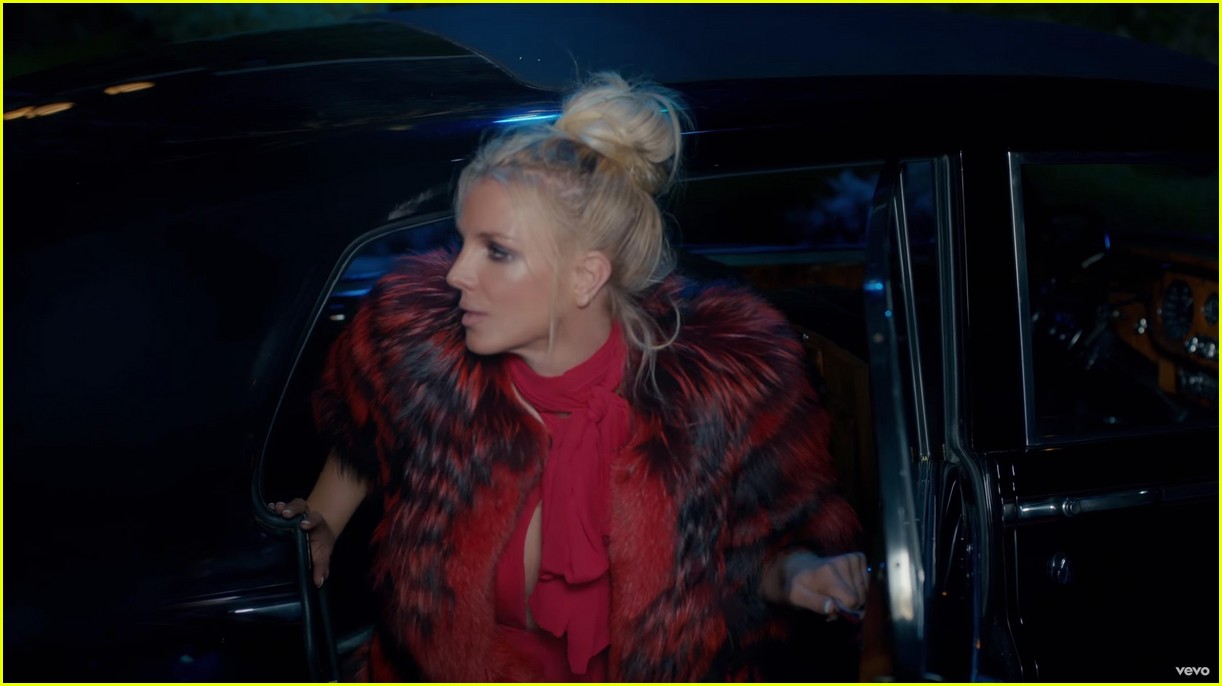 Britney Spears And Tinashe Get Cozy In Slumber Party Video Watch Now Photo 3811345 Britney