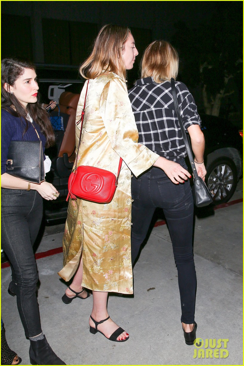 taylor swift catches a private movie screening with friends 013807104