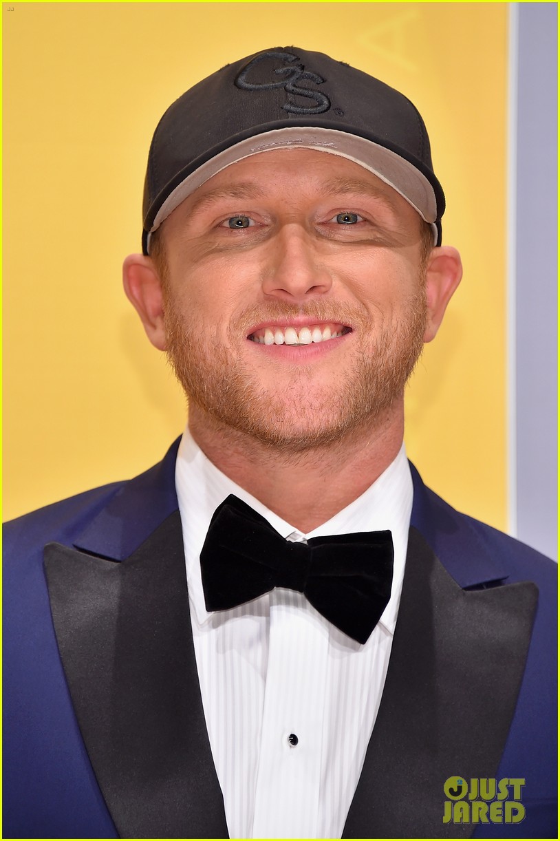 dierks bentley cole swindell suit up for cma awards 043800539