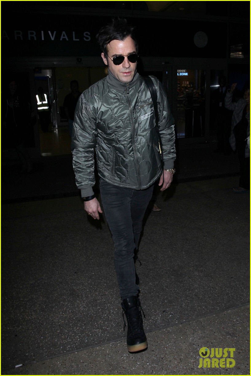 justin theroux flies back to la in time for thanksgiving 103814902