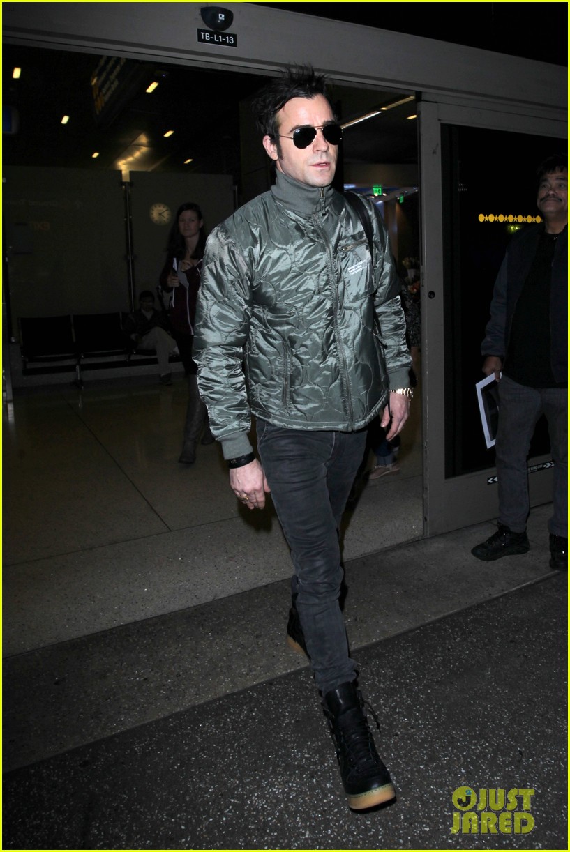 justin theroux flies back to la in time for thanksgiving 203814912