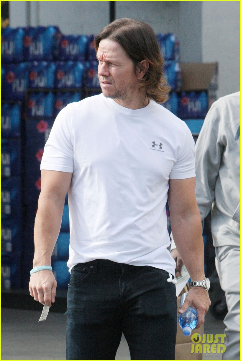 mark wahlberg looks buff at bristol farms before patriots game 033817153