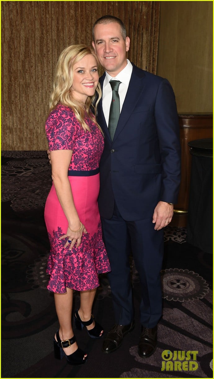 reese witherspoons ex ryan phillippe opens up holiday co parenting we trade off 033810611