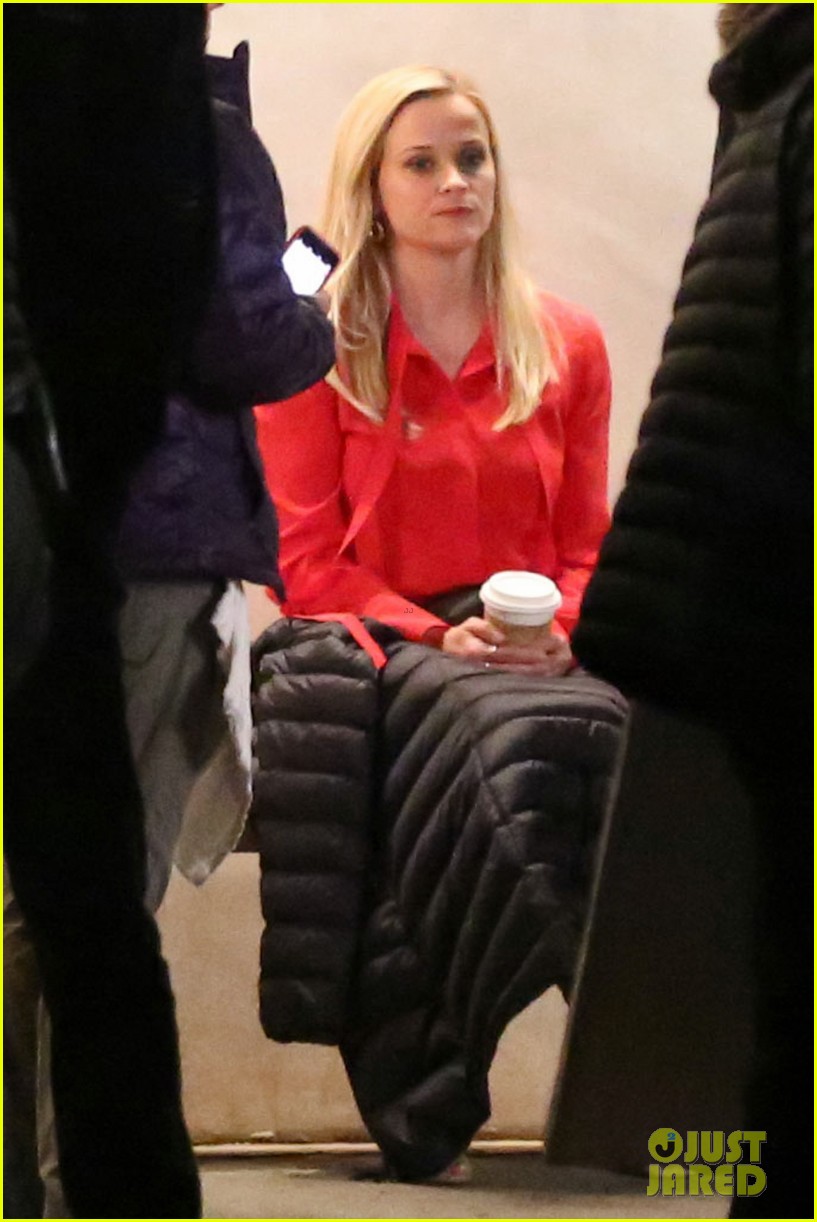 reese witherspoon spends a late night on set filming 023803138