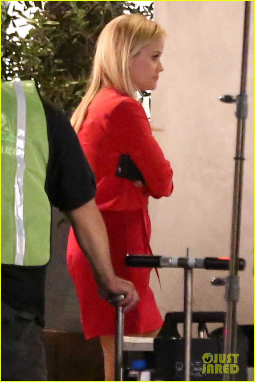 reese witherspoon spends a late night on set filming 053803141