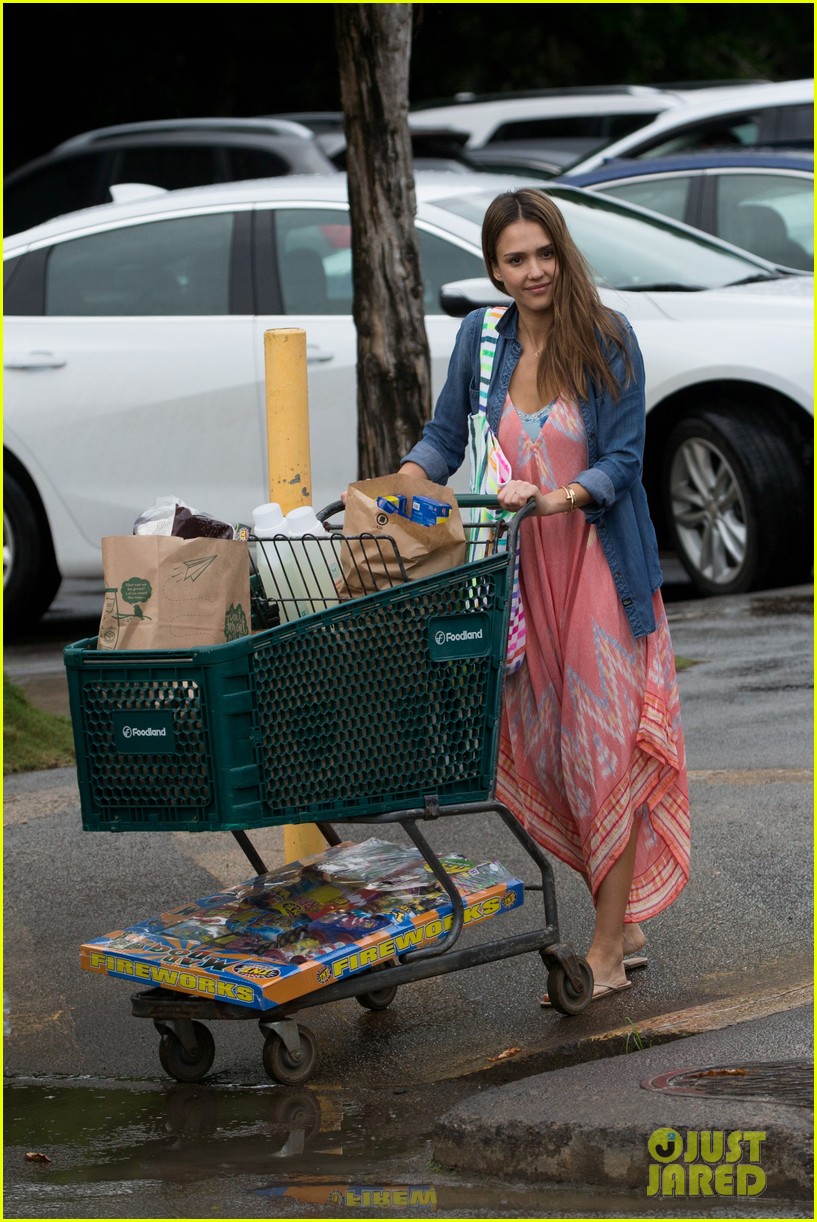 jessica alba stocks up on fireworks for new years eve in hawaii 073834652