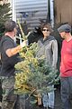 halle berry debuts her shorter hairdo while christmas tree shopping 04