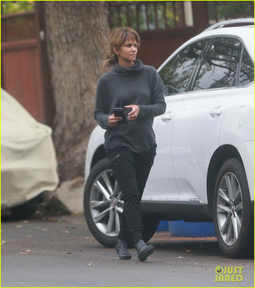 halle berry plays santa delivers holiday gifts to friends 063832919
