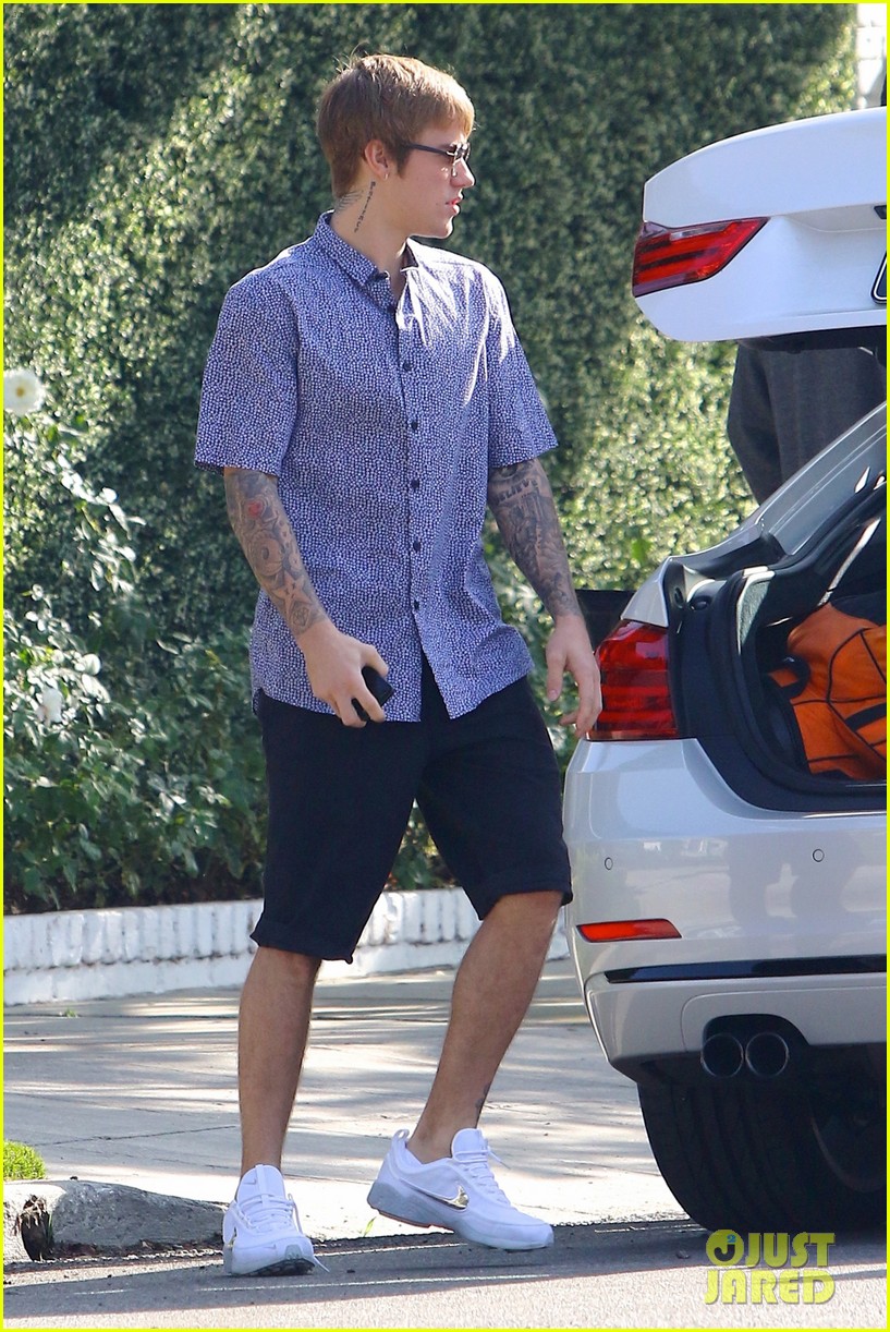 justin bieber is tired of paparazzis stupid questions 053828217