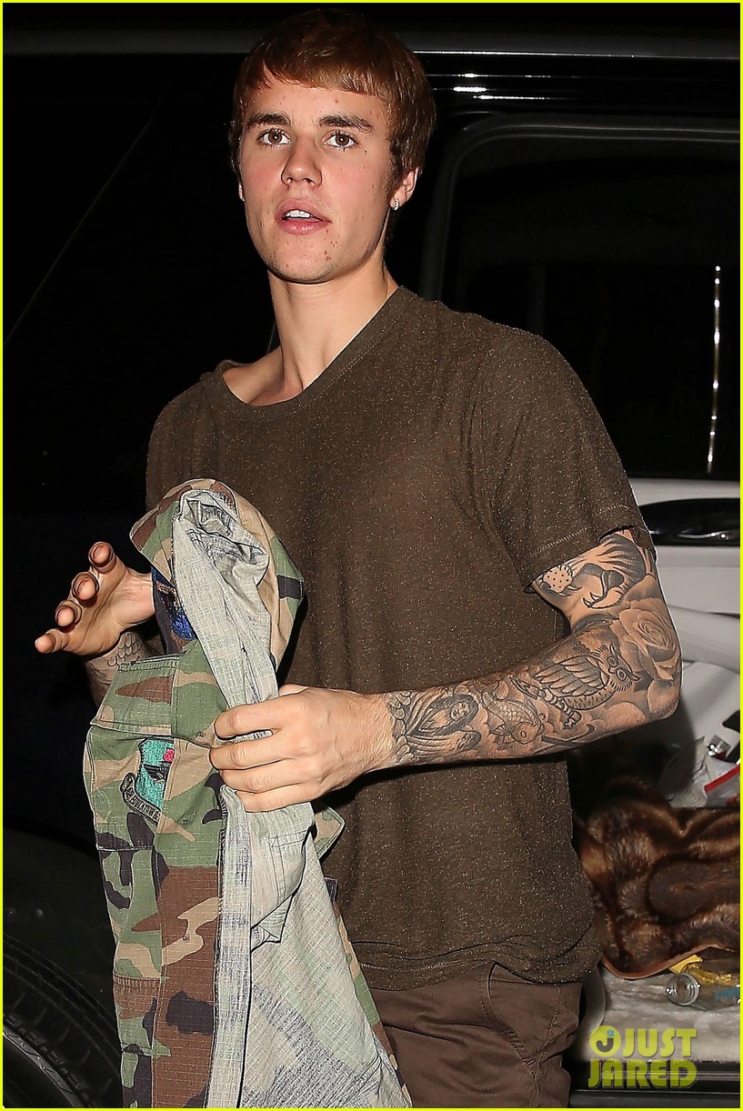 justin bieber asks paparazzi why you gotta yell at me 023825781