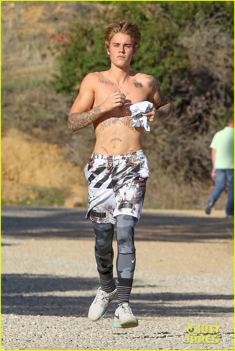 justin bieber goes shirtless for afternoon jog 29