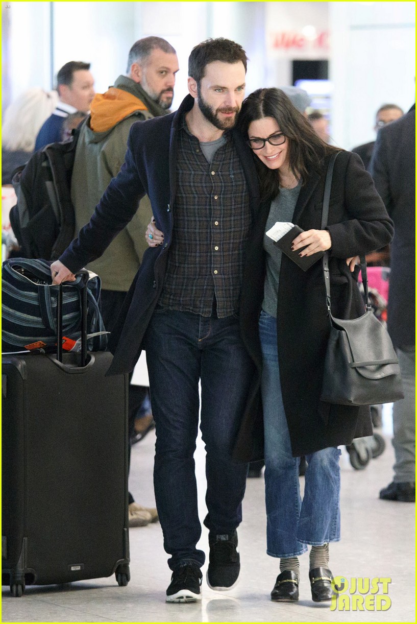 courteney johnny cozy up for flight out of town 11