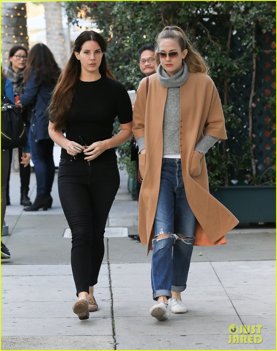 lana del rey does last minute shopping with sister chuck 033832882