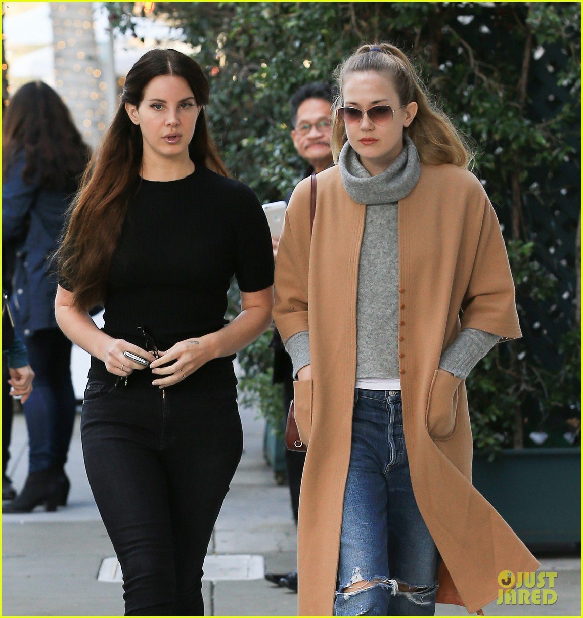 lana del rey does last minute shopping with sister chuck 083832887