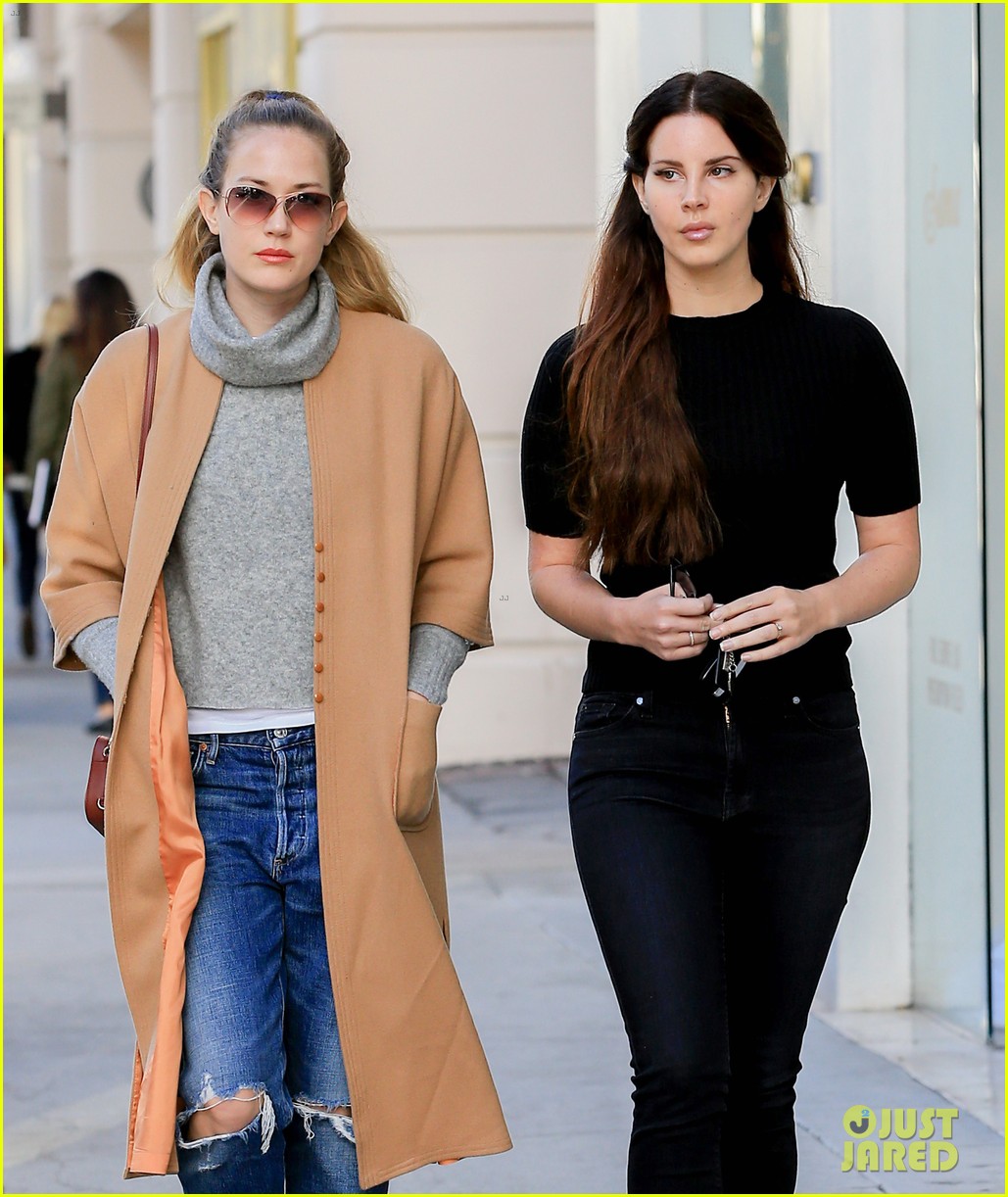 lana del rey does last minute shopping with sister chuck 13