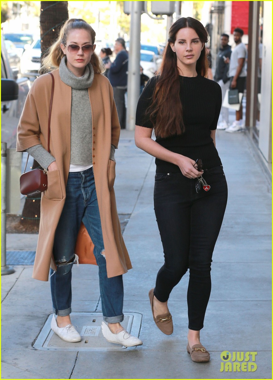 lana del rey does last minute shopping with sister chuck 183832897