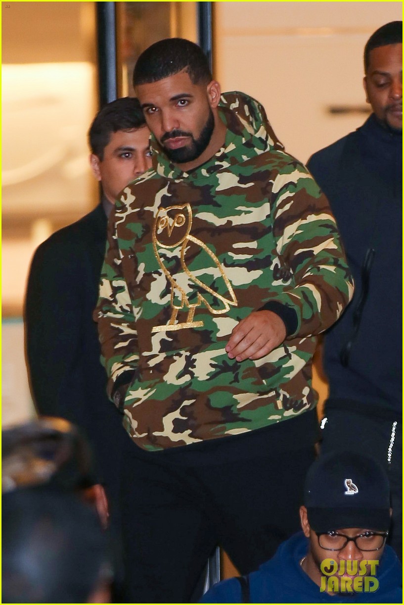 drake goes shopping after making billboards hot 100 artists of the year 073824063