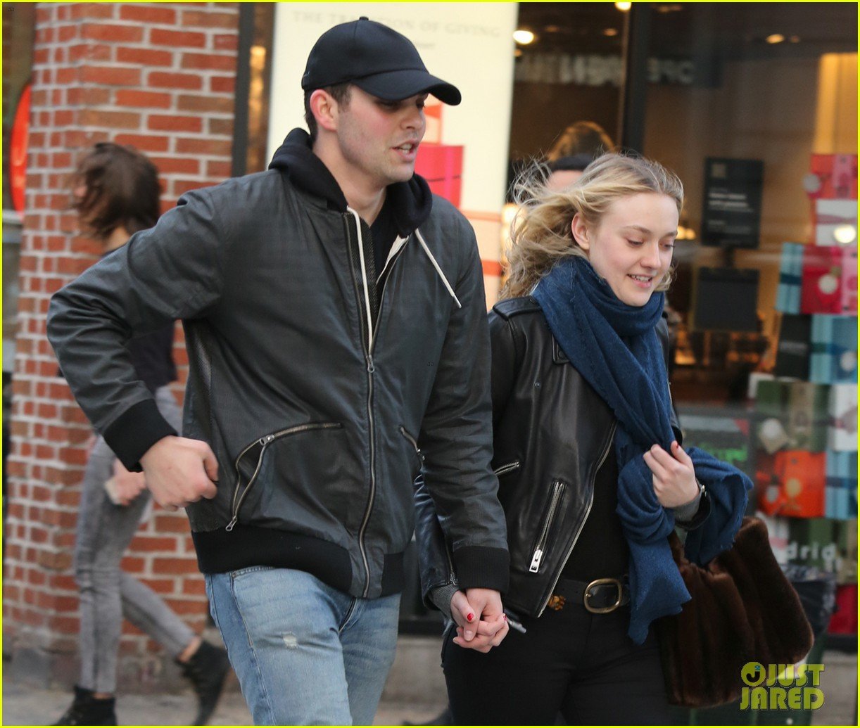 dakota fanning holds hands with mystery man in nyc2 01
