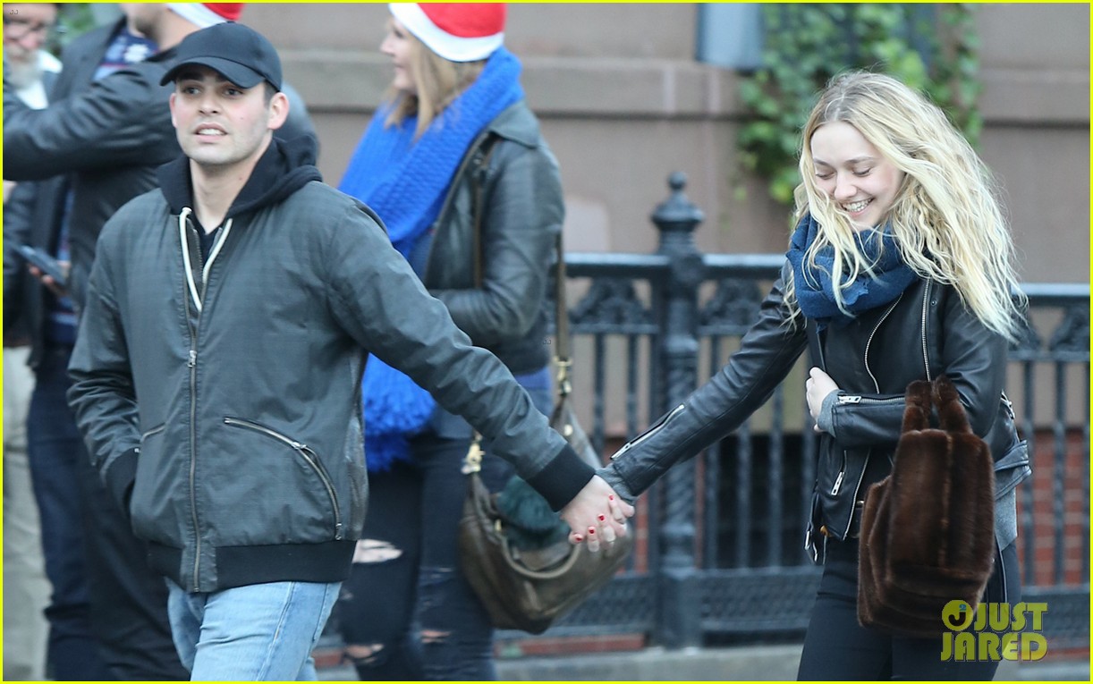 dakota fanning holds hands with mystery man in nyc2 033822149
