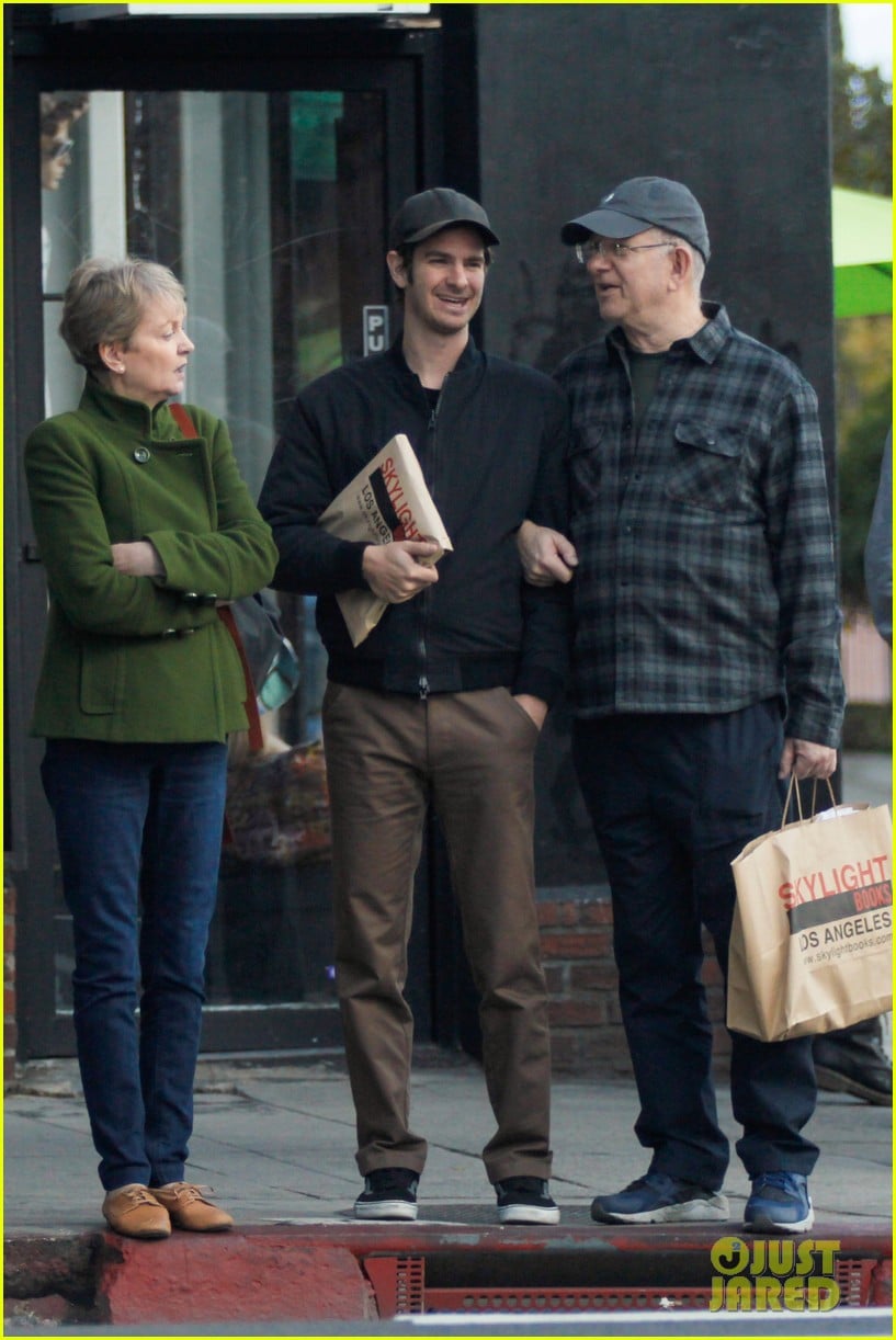 andrew garfield spends christmas with his parents in california 01