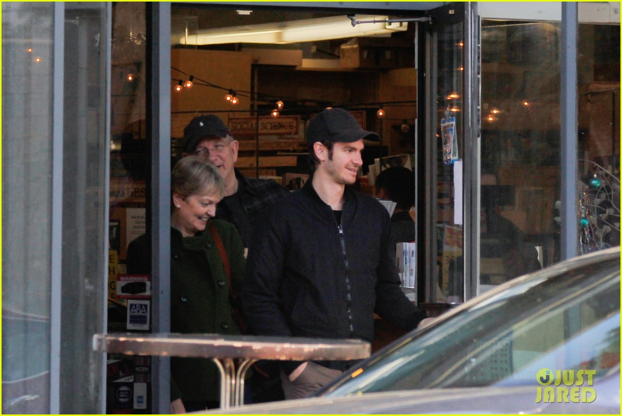 andrew garfield spends christmas with his parents in california 093833200