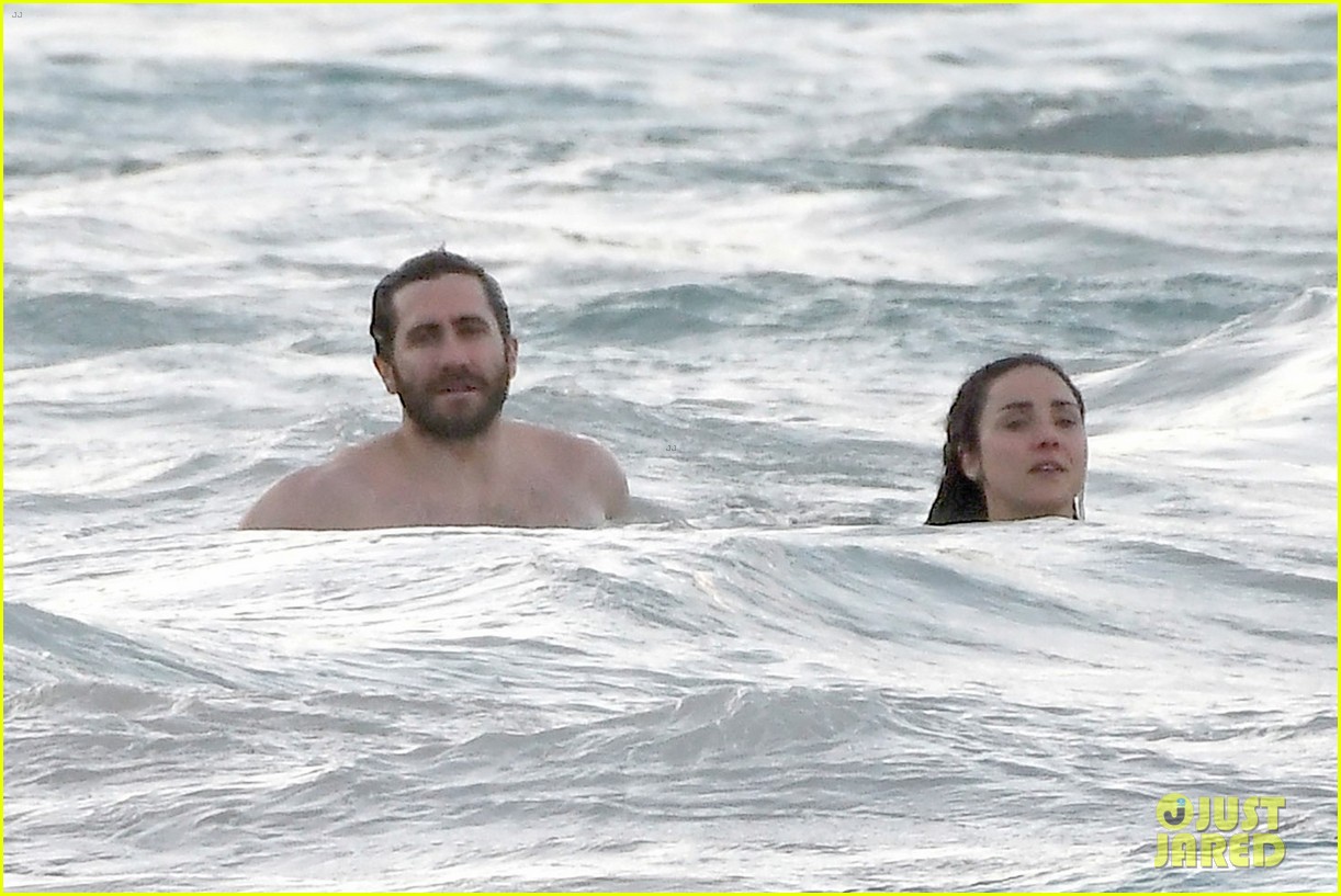 jake gyllenhaal shirtless beach photos greta caruso 21