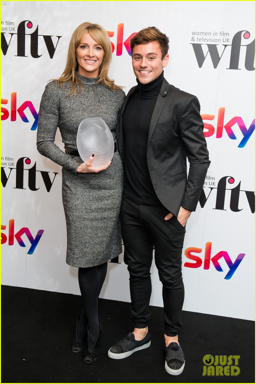 tom hiddleston benedict cumberbatch sky awards 083820357