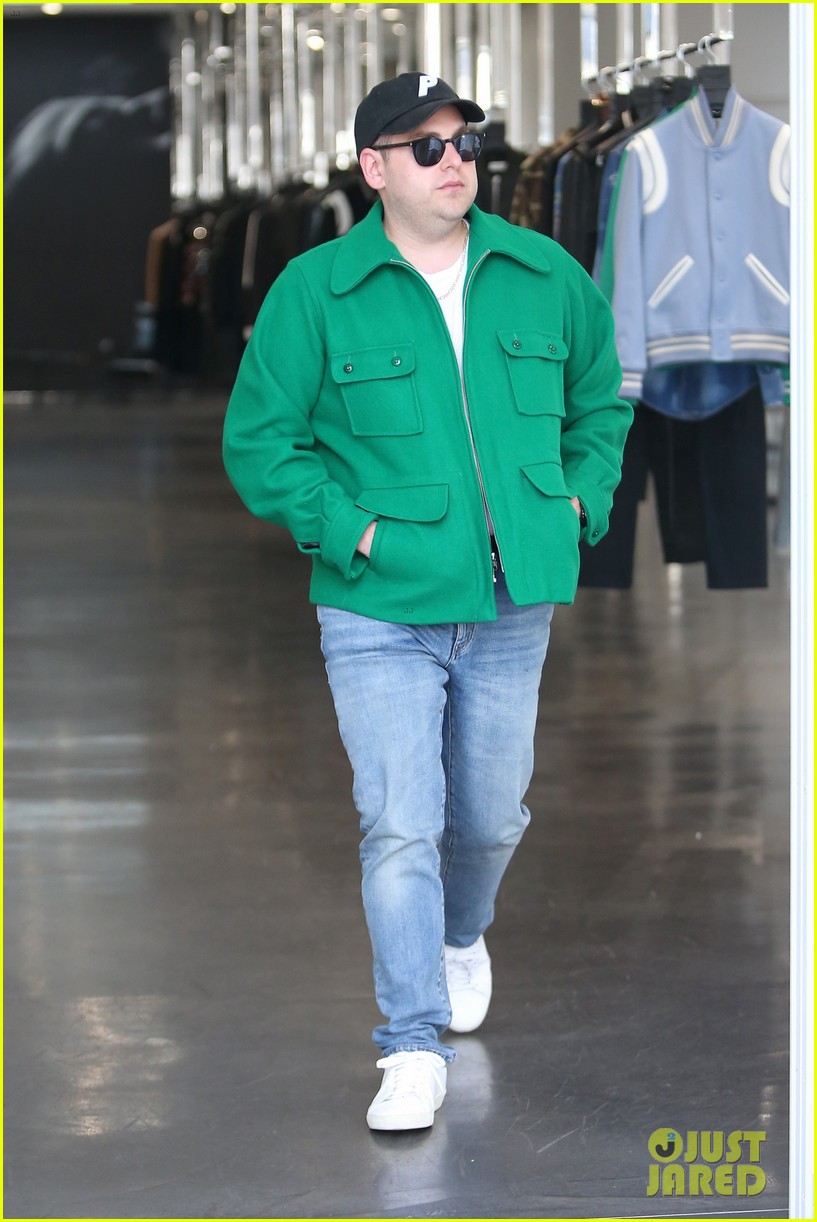 jonah hill celebrates his golden globe nomination with shopping trip 113829322