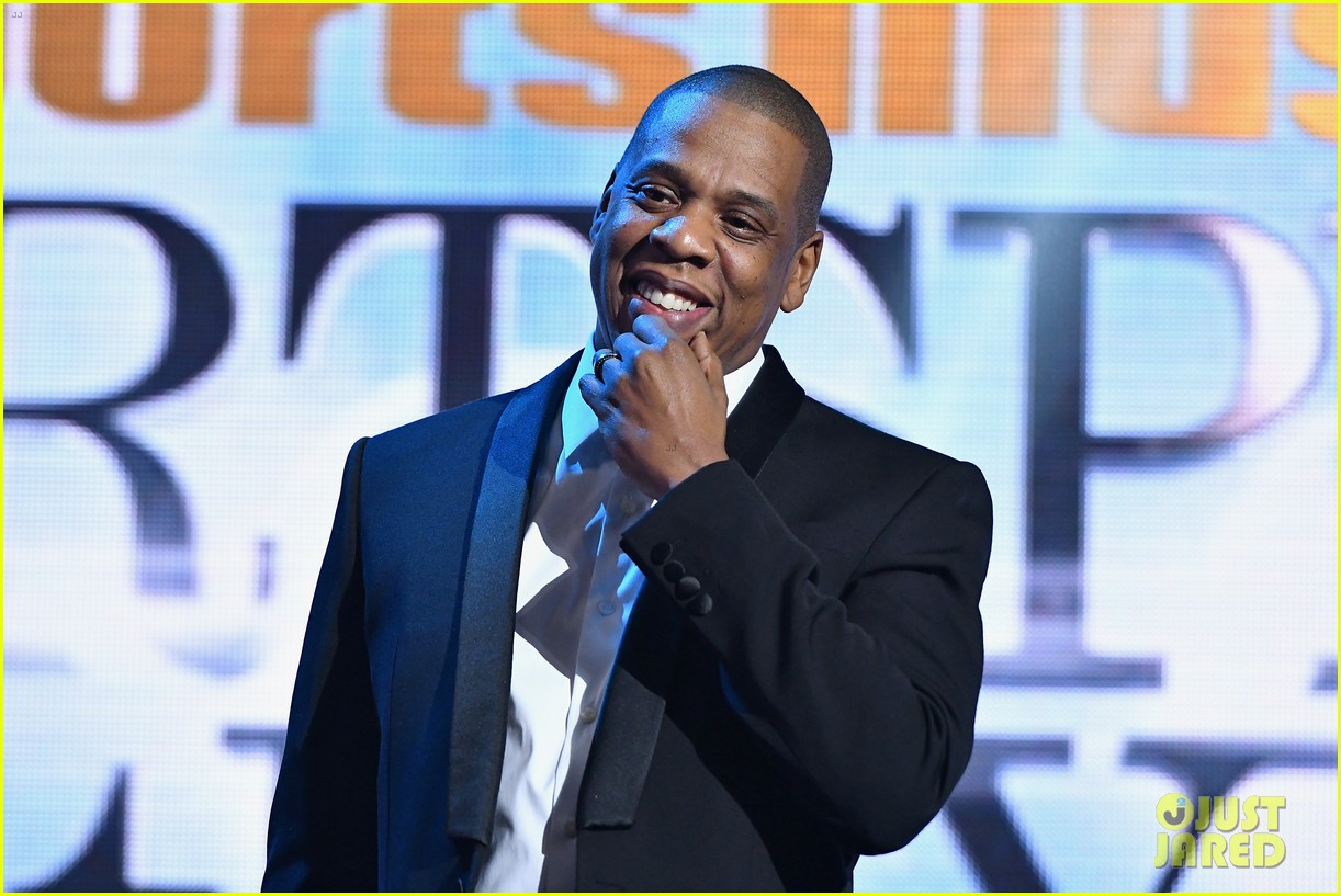 jay z helps honor lebron james michael phelps at sports illustrated sportsperson 223827240