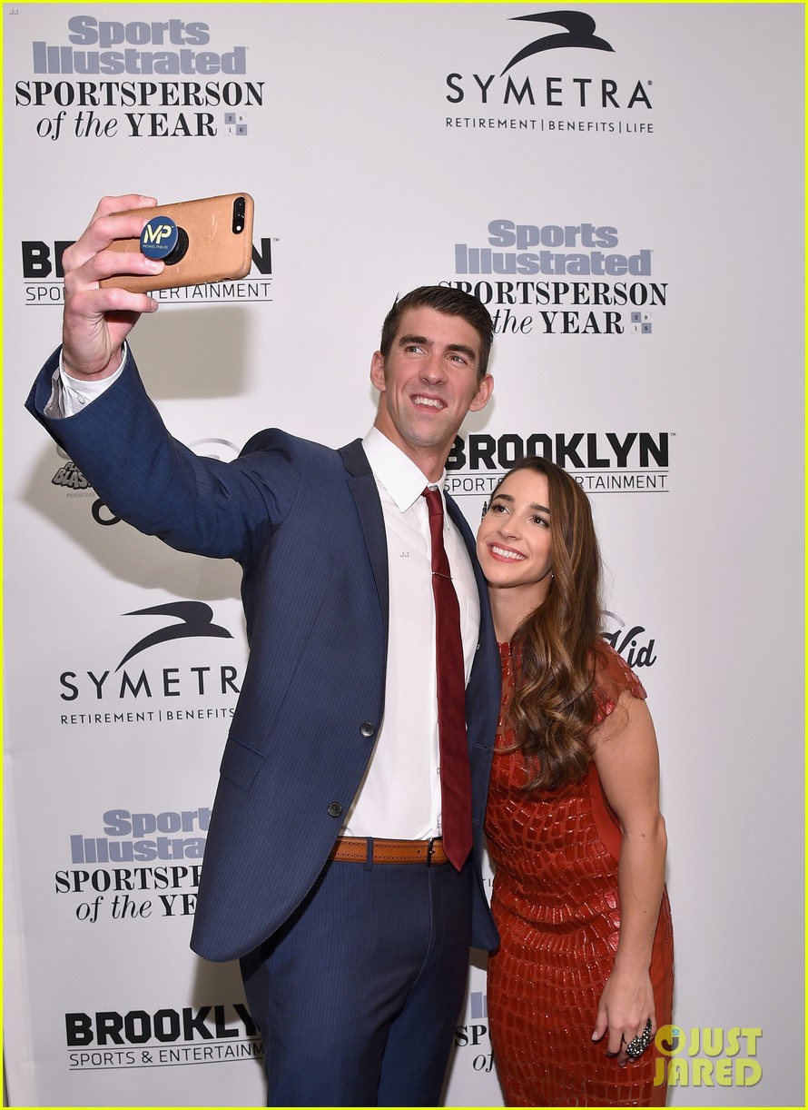 jay z helps honor lebron james michael phelps at sports illustrated sportsperson 373827255
